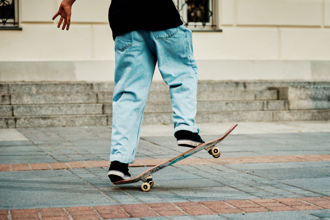 Poznaj styl streetwear i sprawdź, jak wyglądać modnie na co dzień