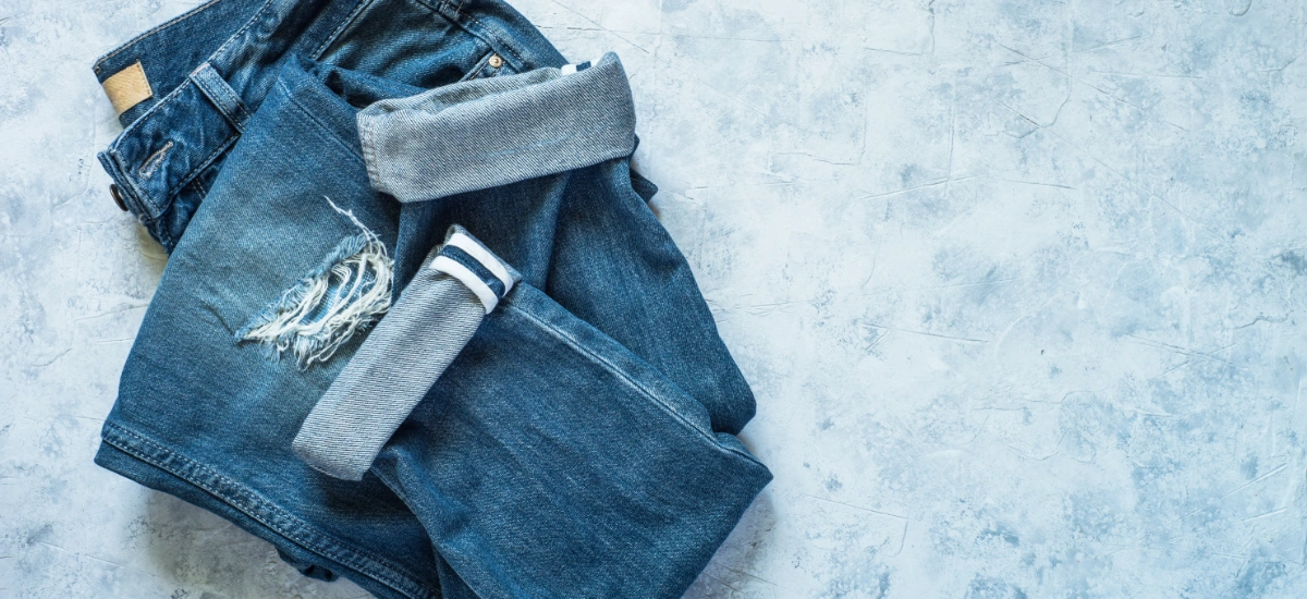 Joggery jeansowe vs materiałowe – co wybrać w tym sezonie?